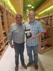 Jesús Neira y el gerente de la Librería Altamira